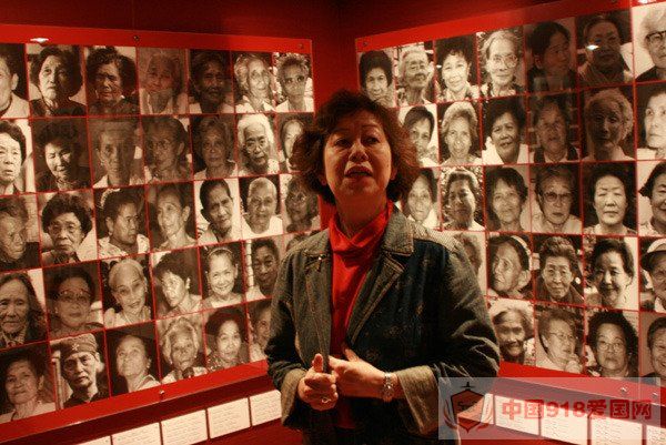 WAM共同代表池田惠理子讲解性暴力展览,她背后的照片墙是亚洲各地包括中国在内,遭受日军性暴力的女性照片。