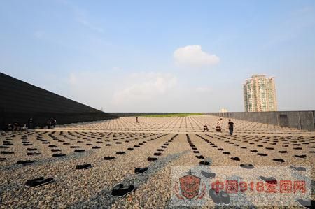 6830双布鞋被整齐地摆放在侵华日军南京大屠杀遇难同胞纪念馆广场