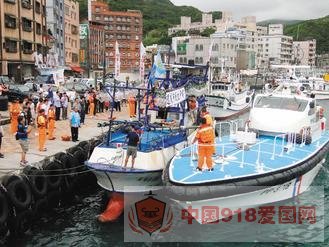 台保钓人士欲登钓鱼岛遭官方阻拦 5人跳海抗议